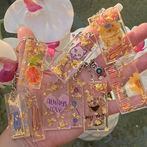 PACK OF 3 Mystery Bundle of Pop Art Resin Keychains - Picture 11 of 16